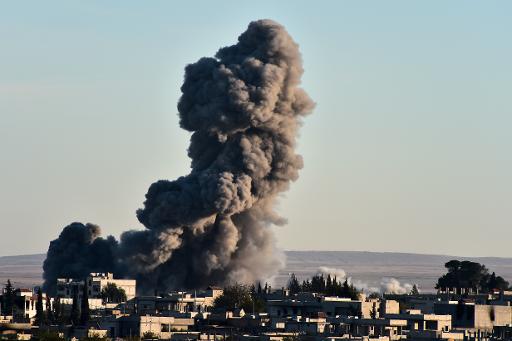 De la fumée s'élève au-dessus de la ville syrienne de Kobané après une frappe aérienne de la coalition, le 8 novembre 2014 © Aris Messinis AFP/Archives