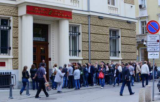 Des Bulgares font la queue devant une agence bancaire a Sofia le 20 juin 2014