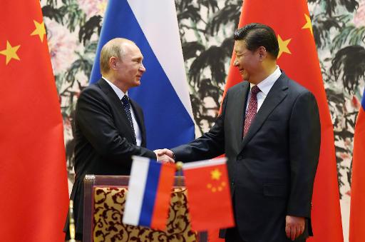 Les presidents russe et chinois Vladimir Poutine et Xi Jinping lors d'une ceremonie de signature a Pekin le 9 novembre 2014