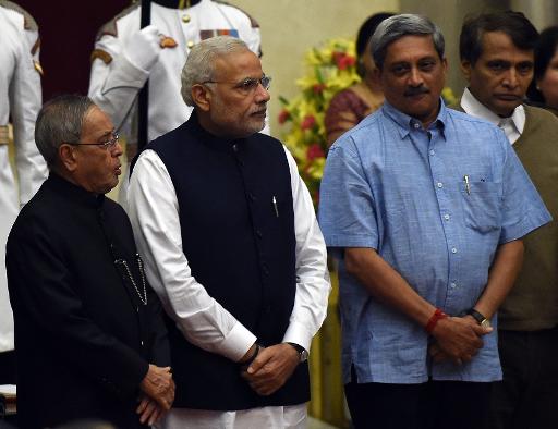 Le Premier ministre indien Narendra Modi (c) aux cotes du president de la Republique Pranab Mukherjee (g) lors de la ceremonie d'investiture du nouveau gouvernement a New Delhi le 9 novembre 2014