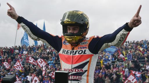 La joie du pilote espagnol de l'ecurie Honda Marc Marquez, vainqueur du GP de Valence, le 9 novembre 2014 sur le circuit Ricardo Tormo