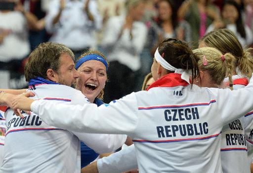 La joie de l'equipe tcheque de Fed Cup apres le 3e point apporte par Petra Kvitova (de face) aux depens de l'Allemande Angelique Kerber en finale, le 9 novembre 2014 a Prague
