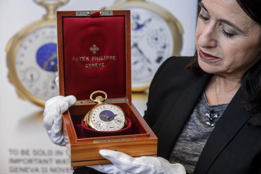 La specialiste des montres chez Sotheby's Daryn Schnipper tient le coffret contenant la montre "Henry Graves" le 5 novembre 2014 a Geneve