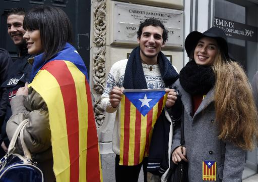 Des electeurs attendent devant un bureau de vote situe dans la delegation du gouvernement regional catalan a Paris le 9 novembre 2014