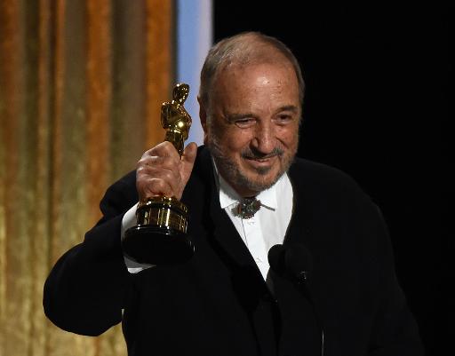 Le scenariste francais Jean-Claude Carriere souleve l'Oscar d'honneur qui lui a ete remis le 8 novembre 2014 a Hollywood