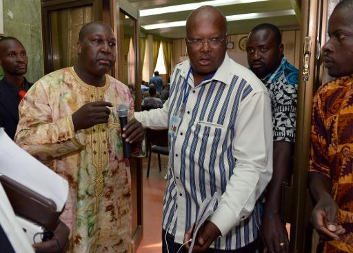 Des chefs de l'opposition burkinabe, Zephirin Diabre (g) et Rock Marc Kabore, lors des negociations sur la charte de la transition", le 8 novembre 2014 a Ouagadougou