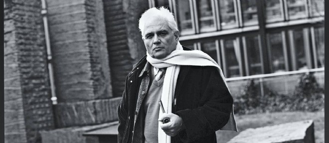 Jacques Derrida le 11 fevrier 1991, devant la Maison des sciences de l'homme, a Paris.