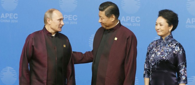 Vladimir Poutine, Xi Jinping et Peng Liyuan a Pekin en Chine le 10 novembre 2014.