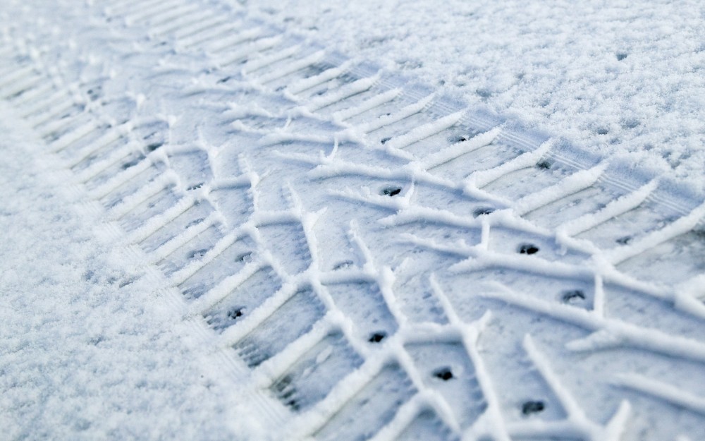 Un pneu hiver sait faire sa trace avec de sgommes adaptées aux basses températures ©  DR