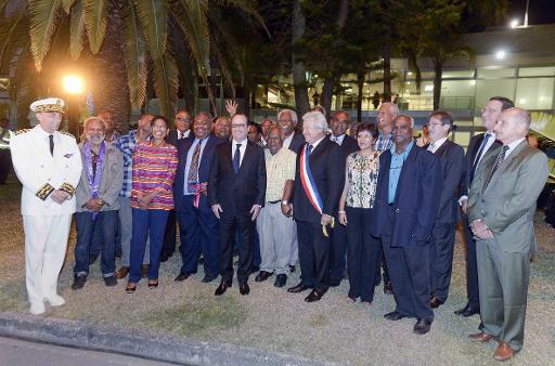 Le president Francois Hollande entoure des representants officiels de la Nouvelle-Caledonie a son arrivee a l'aeroport de la La Tontouta, le 16 novembre 2014