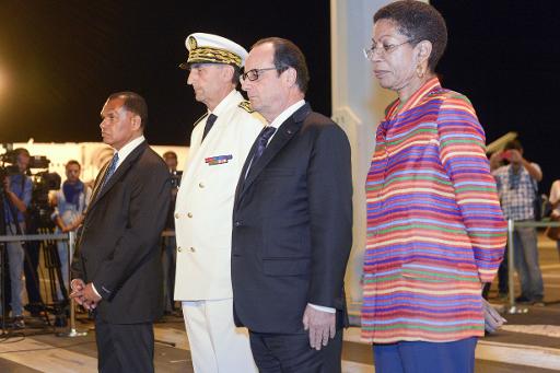 Francois Hollande entoure du haut-commissaire de Nouvelle-Caledonie Vincent Bouvier (3e a d) et de la ministre des Outre-mer, George Pau-Langevin a l'aeroport de La Tontouta (Nouvelle-Caledonie) le 16 novembre 2014