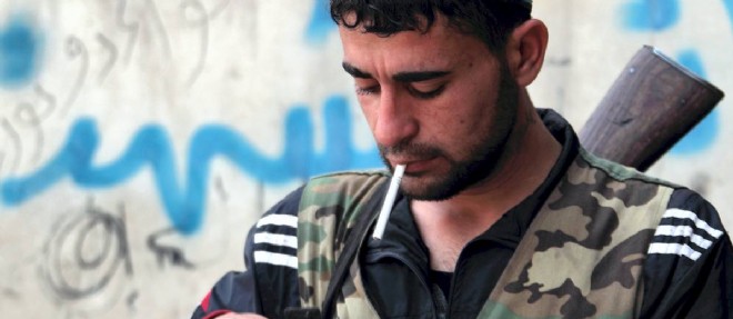 Un combattant d'Al-Nosra fume une cigarette (photo d'illustration).
