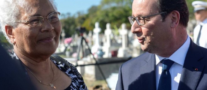 Francois Hollande et Marie-Claude Tjibaou, veuve de Jean-Marie Tjibaou, lors de l'hommage du chef de l'Etat au depute Jacques Lafleur.