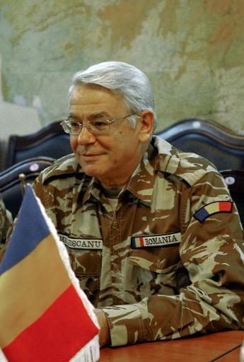 Teodor Melescanu, à l'époque ministre roumain de la Défense, le 2 décembre 2007 à Kaboul © Massoud Hossaini AFP/Archives