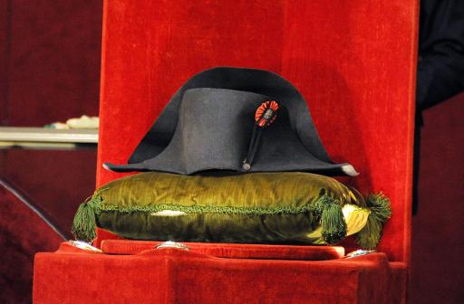 Un chapeau de Napoleon achete 1.884.000 euros aux encheres a Fontainebleau pres de Paris, le 16 novembre 2014