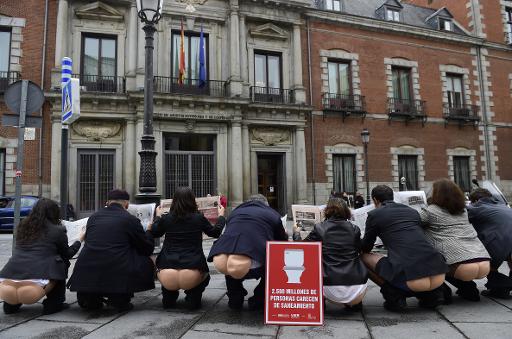 Des militants de l'ONG Ongawa organise une action devant le ministere des Affaires etrangeres a Madrid, le 18 novembre 2014 pour denoncer le fait que pres d'un milliard de personnes n'ont toujours pas acces a des toilettes