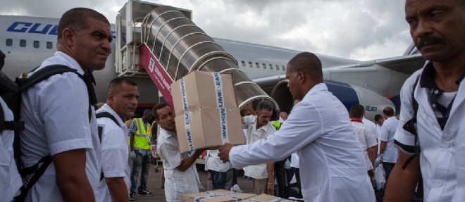 Ebola : des medecins cubains (ici a l'aeroport de Freetown en Sierra Leone, le 2 Octobre 2014) ont ete recrutes par Malabo pour la CAN-2015.