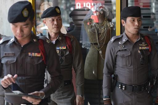 Des policiers thaïlandais devant l'entrée d'un cinéma à l'occasion de la sortie du nouvel opus des "Hunger Games", le 20 novembre 2014 à Bangkok © Christophe Archambault AFP