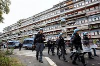Les policiers en patrouille pour proteger les refugies du centre "Un sourire" pris pour cible par les habitants du quartier. (C)Alessandra Tarantino/AP/Sipa