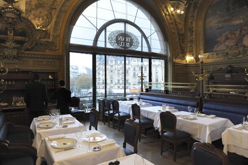 Des serveurs dressent les tables du restaurant le Train Bleu à la Gare de Lyon, à Paris, le 21 novembre 2014 © Eric Piermont AFP