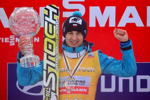 Le Polonais Kamil Stoch avec son globe de cristal, apres sa victoire en Coupe du monde de saut a ski, le 23 mars 2014 a Planica, en Slovenie