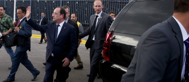 Francois Hollande au Mexique, entoure de ses gardes du corps.