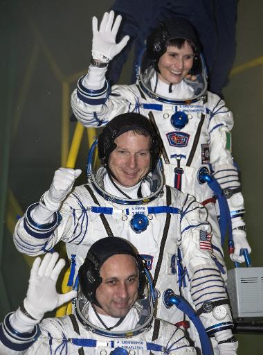 La première femme astronaute italienne de l'histoire, Samantha Cristoforetti (h), l'astronaute américain Terry Virts (c) et le cosmonaute Russe Anton Chkaplerov, le 23 novembre 2014 peu avant le décollage de leur Soyouz à Baïkonour © Shamil Zhumatov Pool/AFP