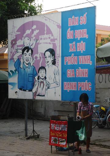 Campagne pour inciter les familles à n'avoir que deux enfants, dans les rues d'Hanoï, le 21 octobre 2014 © Hoang Dinh Nam AFP