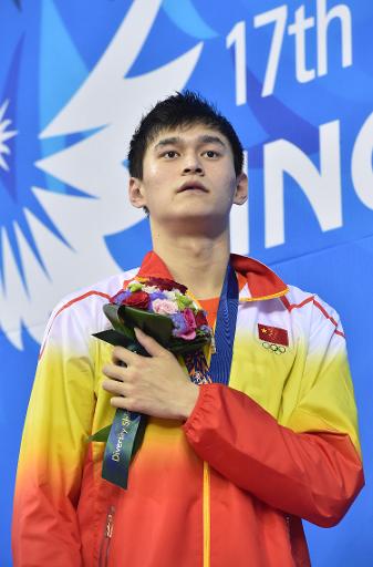 Sun Yang sur le podium après avoir remporté la finale du 1500 m nages libres des 17e jeux asiatiques à Incheon (Coréen du Sud) le 26 septembre 2014 © Philippe Lopez AFP