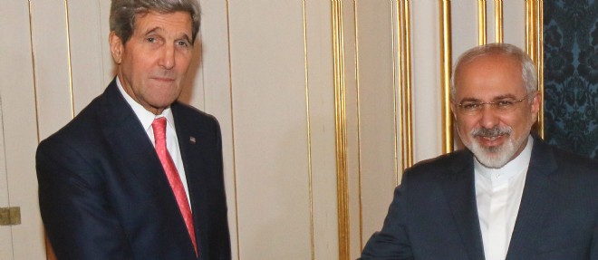 Le secretaire d'Etat americain John Kerry, serrant la main du ministre iranien des Affaires etrangeres Mohammad Javad Zarif, avant une reunion bilaterale, le 23 novembre 2014 a Vienne.