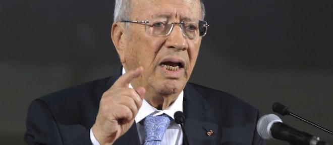 Beji Caid Essebsi, candidat de Nidaa Tounes, accuse Moncef Marzouki d'etre a la solde des islamistes extremistes.