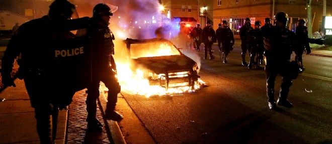 Des policiers dans les rues de Ferguson, dans la nuit de lundi a mardi.