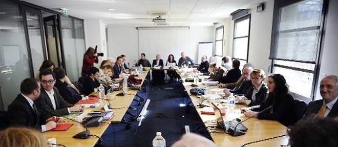 Des representants des syndicats et du patronat se reunissent avant de negocier sur les retraites complementaires, le 13 mars 2013 a Paris