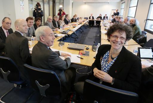 Jean-François Pilliard (Medef) (milieu) et Geneviève Roy (CGPME) (d), lors d'une réunion au Medef, sur le pacte de responsabilité, le 5 mars 2014 © Jacques Demarthon AFP/Archives