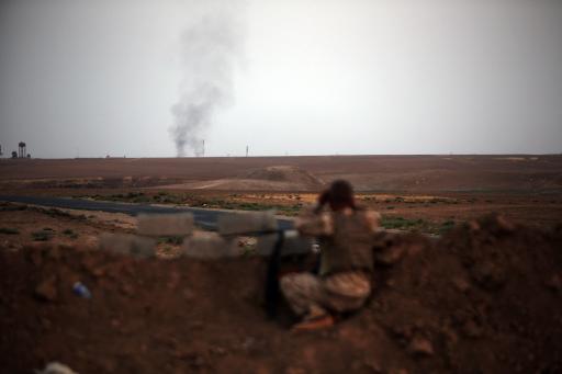 Colonne de fumee sur la ligne de front, a 20 kilometres a l'est de Mossoul en Irak, le 18 aout 2014