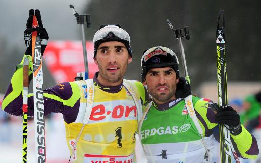 Les biathletes Martin (g) et Simon Fourcade apres la victoire du premier au 15 km individuel lors des Mondiaux de Ruhpolding en Allemagne, le 11 mars 2012