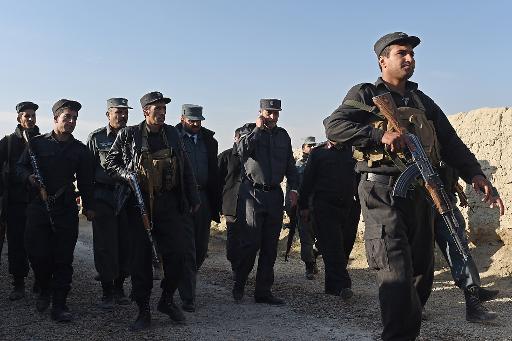 Le général Zahir Zahir, chef de la police de Kaboul (3e à d) le 18 novembre 2014 à Kaboul sur les lieux d'un attentat-suicide © Shah Marai AFP/Archives