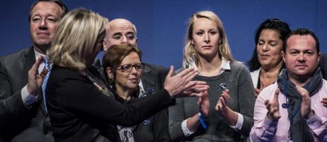 La deputee francaise du FN Marion Marechal-Le Pen (c) et la presidente du parti Marine Le Pen (2e a d), le 30 novembre 2014 a Lyon, durant le 15e congres du Front national