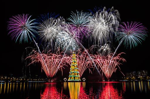 Des feux d'artifice lors de l'inauguration du plus grand arbre flottant au monde? le 29 novembre 2014 a Rio de Janeiro