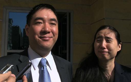 Matthew et Grace Huang, le couple d'Americains condamnes pour negligenace parentale pour la mort de leur fille, s'expriment devant la presse apres leur acquittement par une cour d'appel du Qatar, le 30 novembre 2014 a Doha