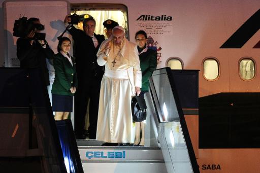 Le pape François s'apprête à rentrer dans l'avion qui va le ramener au Vatican, le 30 novembre 2014 à Istanbul © Ozan Kose AFP