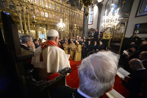 Le pape François (g) lors d'un office à l'église orthodoxe Saint-Georges d'Istanbul, le 30 novembre 2014 © Filippo Monteforte AFP