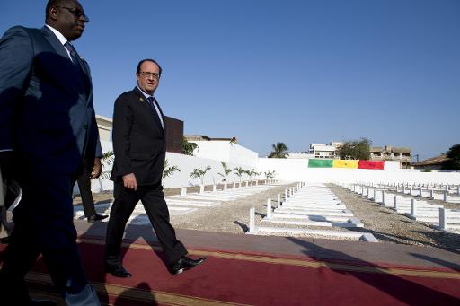 Les presidents senegalais Macky Sall et francais Francois Hollande rendent hommage aux tirailleurs senegalais au cimetiere de Thiaroye, dans la banlieue de Dakar, le 30 novembre 2014