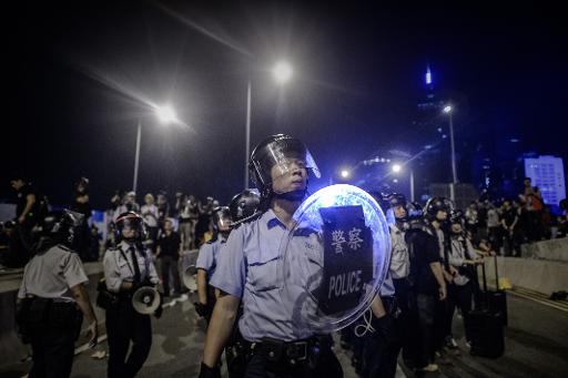 Des policiers anti-emeute devant le siege du gouvernement, le 1er decembre 2014 a Hong Kong