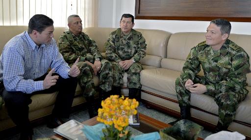 Photo publiee par le ministere de la Defense colombien montrant le ministre Juan Carlos Pinzon (g), le commandant des forces armees Juan Pablo Rodriguez (2e a d), le general d'armee Jaime Alfonso Lasprilla (2e a d) et le general de brigade Ruben Alzate (d), a Medellin, le 30 novembre 2014