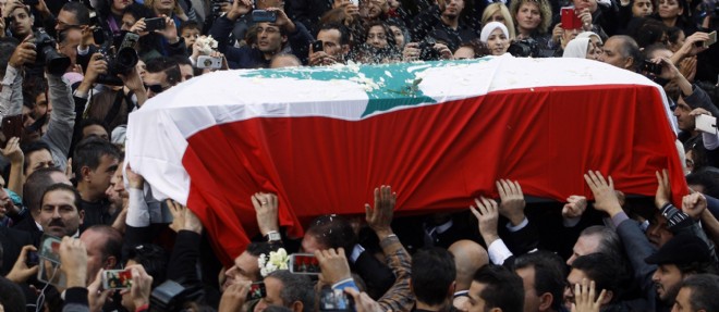 Des milliers de Libanais se sont rassembles dimanche dans le centre de Beyrouth pour les funerailles de la diva Sabah.