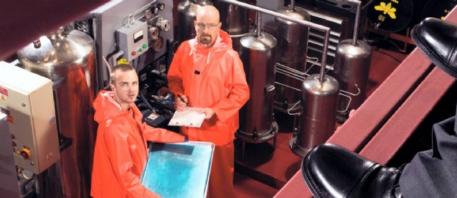 Le professeur White (Bryan Cranston) et son ancien eleve Jesse Pinkman (Aaron Paul) dans leur labo de la serie "Breaking Bad".