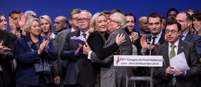 Embrassade lors du congres du FN, a Lyon.
