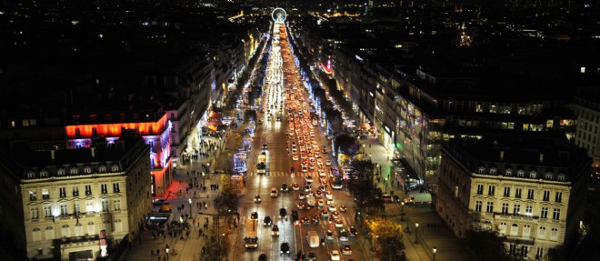 Vue generale des Champs-Elysees.