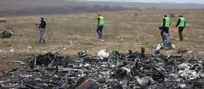 Des enqueteurs sur le site du crash du vol MH17.